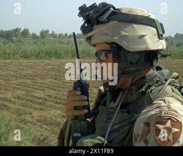 Le capitaine William C. Brine, actuellement déployé en tant que commandant de bataille du 316e Commandement de la durabilité (expéditionnaire), communique avec des éléments amis lors d'un déploiement en Irak, CA. 2004. Banque D'Images