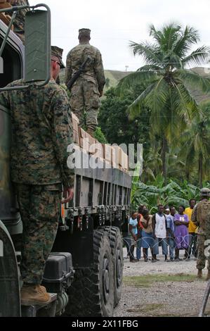 Les Marines et les marins du bataillon de logistique de combat 22, 22e unité expéditionnaire des Marines se préparent à distribuer des rations et de l'eau sur un site de distribution mis en place par les Marines et les marins du 22e MEU à petit Goave, Haïti, 26 janvier 2010. En réponse à un tremblement de terre dévastateur, qui a frappé le pays d’Haïti, les Marines et les marins de la 22e MEU ont commencé à livrer des fournitures de secours et à fournir une aide médicale à l’appui de l’opération réponse unifiée, le 19 janvier. Banque D'Images