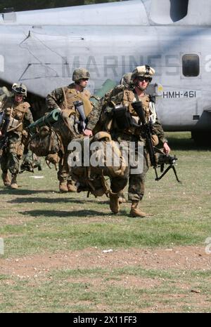 Les Marines de la Compagnie indienne, équipe de débarquement du bataillon, 3e bataillon, 2e régiment de Marines, 22e unité expéditionnaire des Marines, partent d'un CH-53E Super étalon du 461e escadron d'hélicoptères lourds des Marines (renforcé), 22e MEU à petit Goave, Haïti 24 janvier 2010. En réponse à un tremblement de terre dévastateur, qui a frappé le pays d’Haïti, les Marines et les marins de la 22e MEU ont commencé à livrer des fournitures de secours et à fournir une aide médicale à l’appui de l’opération réponse unifiée, le 19 janvier. Banque D'Images