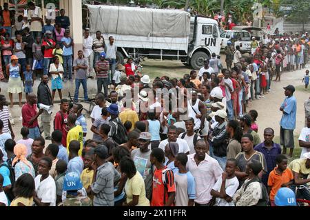 Une foule d’Haïtiens forme une ligne dans un centre de distribution mis en place par des Marines et des marins de la 22e unité expéditionnaire maritime à petite Goave, Haïti, le 25 janvier 2010. En réponse à un tremblement de terre dévastateur, qui a frappé le pays d’Haïti, les Marines et les marins de la 22e unité expéditionnaire maritime ont commencé à livrer des fournitures de secours et à fournir une aide médicale à l’appui de l’opération réponse unifiée, le 19 janvier. Banque D'Images