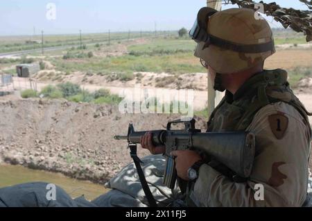 Le SPC Justinn A. Parsons, un commis du personnel du 38e bataillon des services du personnel, 1er commandement du personnel de Vilseck, Allemagne, surveille les hommes dans une tour de perspective sur la base opérationnelle avancée de la 1re division d'infanterie Warhorse CA. 2004 Banque D'Images