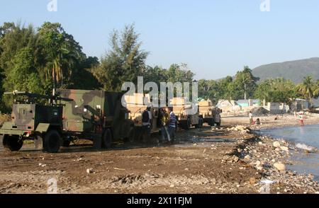 Les Marines du bataillon de logistique de combat 22, 22e unité expéditionnaire des Marines, se préparent à se rendre à petit Goave depuis la plage de Grand Goave, Haïti, le 24 janvier 2010. En réponse à un tremblement de terre dévastateur, qui a frappé le pays d’Haïti, les Marines et les marins de la 22e MEU ont commencé à livrer des fournitures de secours et à fournir une aide médicale à l’appui de l’opération réponse unifiée, le 19 janvier. Banque D'Images