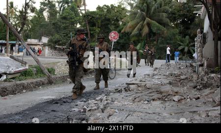 Les Marines de la Compagnie Lima, de l’équipe de débarquement du bataillon, du 3e bataillon, du 2e régiment de Marines, de la 22e unité expéditionnaire des Marines, effectuent une patrouille de reconnaissance dans les rues de la région Ouest d’Haïti, le 24 janvier 2010. La compagnie s'est envolée dans la ville de Léogane plus tôt dans la journée, a établi un poste de commandement et a effectué des patrouilles de reconnaissance pour évaluer la zone afin de commencer des missions d'aide humanitaire et de secours en cas de catastrophe pour les populations des environs. Banque D'Images