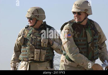 Le Major Gen. James Simmons, commandant général adjoint du IIIe corps/Fort Hood, à gauche, et le Major Gen. James Pillsbury, à droite, commandant général de l'U.S. Army Aviaition et Missle Command, arrivent par hélicoptère au Camp Cooke, domicile de la 4e brigade combat Team, le 20 juillet 2004. Banque D'Images