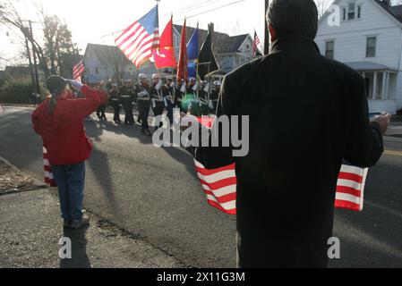 Hero Homecoming : les gens bordent la rue pour honorer un Marine local tué en Afghanistan, 21 janvier 2010. Le corps du sergent Christopher R. Hrbek, 25 ans, originaire de Westwood, N.J., a été escorté de la base aérienne de Douvres, Del., devant les rues bordées de gens brandissant des drapeaux américains à Beckers Funeral Home. Banque D'Images