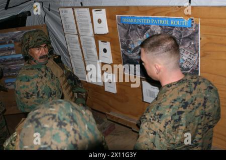 Brig. Gen. Muhaiuddin Ghori, général commandant, 3ème Kandak, 205ème corps, Armée nationale afghane, est informé sur un scénario en cours dans une base d'opérations avancée simulée menée à l'École d'infanterie lors d'une visite Jan. 19 2010. Banque D'Images