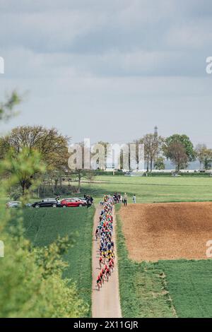 Valkenberg, pays-Bas. 14 avril 2024. Photo par Zac Williams/SWpix.com - 14/04/2024 - cyclisme - Amstel Gold Race 2024 - le peloton. Crédit : SWpix/Alamy Live News Banque D'Images