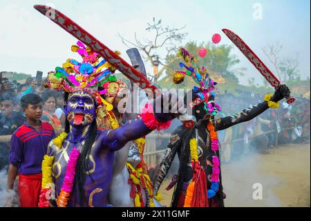 Sylhet, Bangladesh. 13 avril 2024. Les dévots jouent le rôle de la déesse Kali pendant le festival Charak Puja. Charak Puja est un festival folklorique hindou organisé en l'honneur de la divinité Shiva, le dernier jour du mois de Chaitra. (Crédit image : © MD Rafayat Haque Khan/eyepix via ZUMA Press Wire) USAGE ÉDITORIAL SEULEMENT! Non destiné à UN USAGE commercial ! Banque D'Images
