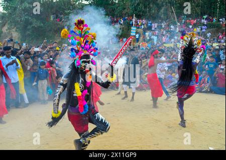 Sylhet, Bangladesh. 13 avril 2024. Les dévots jouent le rôle de la déesse Kali pendant le festival Charak Puja. Charak Puja est un festival folklorique hindou organisé en l'honneur de la divinité Shiva, le dernier jour du mois de Chaitra. (Crédit image : © MD Rafayat Haque Khan/eyepix via ZUMA Press Wire) USAGE ÉDITORIAL SEULEMENT! Non destiné à UN USAGE commercial ! Banque D'Images