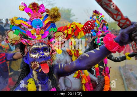 Sylhet, Bangladesh. 13 avril 2024. Les dévots jouent le rôle de la déesse Kali pendant le festival Charak Puja. Charak Puja est un festival folklorique hindou organisé en l'honneur de la divinité Shiva, le dernier jour du mois de Chaitra. (Crédit image : © MD Rafayat Haque Khan/eyepix via ZUMA Press Wire) USAGE ÉDITORIAL SEULEMENT! Non destiné à UN USAGE commercial ! Banque D'Images