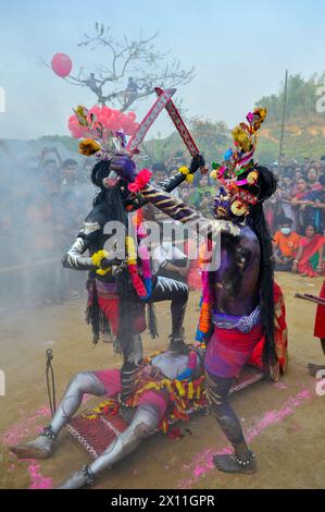 Sylhet, Bangladesh. 13 avril 2024. Les dévots jouent le rôle de la déesse Kali pendant le festival Charak Puja. Charak Puja est un festival folklorique hindou organisé en l'honneur de la divinité Shiva, le dernier jour du mois de Chaitra. (Crédit image : © MD Rafayat Haque Khan/eyepix via ZUMA Press Wire) USAGE ÉDITORIAL SEULEMENT! Non destiné à UN USAGE commercial ! Banque D'Images