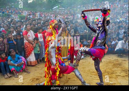 Sylhet, Bangladesh. 13 avril 2024. Les dévots jouent le rôle de la déesse Kali pendant le festival Charak Puja. Charak Puja est un festival folklorique hindou organisé en l'honneur de la divinité Shiva, le dernier jour du mois de Chaitra. (Crédit image : © MD Rafayat Haque Khan/eyepix via ZUMA Press Wire) USAGE ÉDITORIAL SEULEMENT! Non destiné à UN USAGE commercial ! Banque D'Images