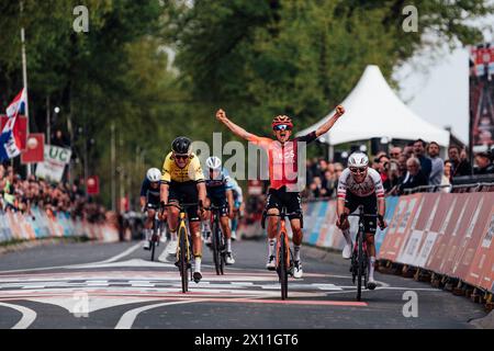 Valkenberg, pays-Bas. 15 avril 2024. Photo par Zac Williams/SWpix.com - 14/04/2024 - cyclisme - Amstel Gold Race 2024 - Thomas Pidcock, Ineos Grenadiers, remporte l'Amstel Gold Race 2024. Crédit : SWpix/Alamy Live News Banque D'Images