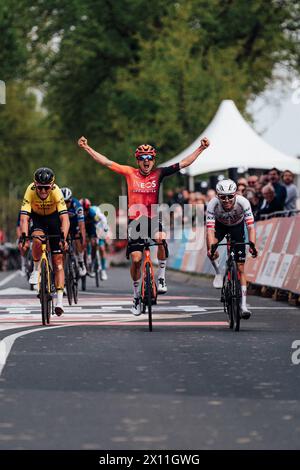 Valkenberg, pays-Bas. 15 avril 2024. Photo par Zac Williams/SWpix.com - 14/04/2024 - cyclisme - Amstel Gold Race 2024 - Thomas Pidcock, Ineos Grenadiers, remporte l'Amstel Gold Race 2024. Crédit : SWpix/Alamy Live News Banque D'Images