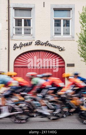 Valkenberg, pays-Bas. 14 avril 2024. Photo par Zac Williams/SWpix.com - 14/04/2024 - cyclisme - Amstel Gold Race 2024 - le peloton. Crédit : SWpix/Alamy Live News Banque D'Images