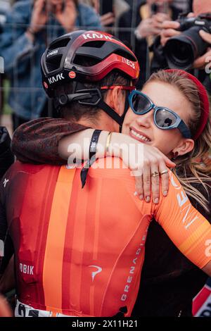 Valkenberg, pays-Bas. 15 avril 2024. Photo par Zac Williams/SWpix.com - 14/04/2024 - cyclisme - Amstel Gold Race 2024 - Thomas Pidcock, Ineos Grenadiers, remporte l'Amstel Gold Race 2024. Crédit : SWpix/Alamy Live News Banque D'Images