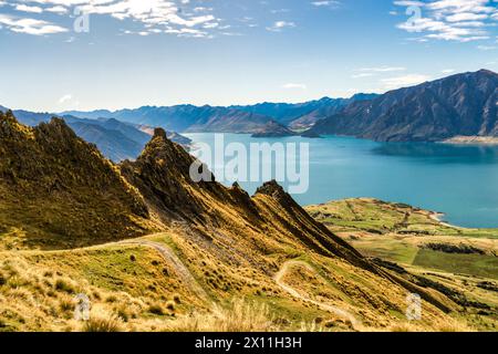 Vue sur le lac Hawea depuis la piste d'Ishmus Banque D'Images