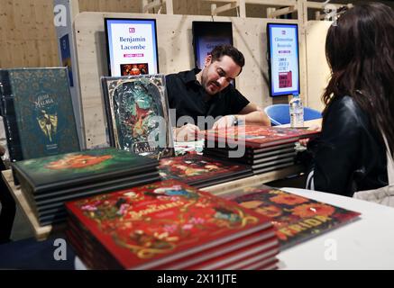 Paris, France. 14 avril 2024. Artiste, auteur et illustrateur français Benjamin Lacombe signe pour les lecteurs lors du Festival du livre de Paris 2024 à Paris, France, le 14 avril 2024. L’événement de trois jours s’est terminé ici le Sunday Credit : Gao Jing/Xinhua/Alamy Live News Banque D'Images