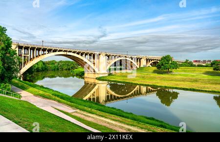 Paddock Viaduc de l'autre côté de la rivière Trinity à Fort Worth - Texas, États-Unis Banque D'Images