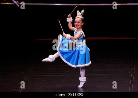 Bucarest, Roumanie. 14 avril 2024. Une fille se produit lors du Festival de danse de Bucarest à Bucarest, Roumanie, le 14 avril 2024. Crédit : Cristian Cristel/Xinhua/Alamy Live News Banque D'Images