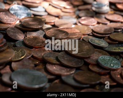 Pile de pièces de monnaie, différentes pièces de monnaie européennes et américaines, fond monétaire Banque D'Images