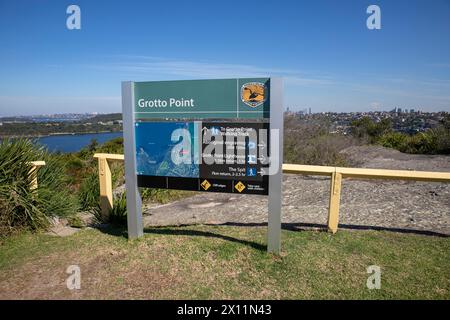 Grotto point sur Dobroyd Head, le parc national de la baie de Sydney, offre une vue imprenable sur la baie de Sydney et Balmoral, les promenades de sculptures aborigènes Banque D'Images