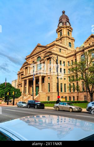 Palais de justice du comté de Tarrant avec réflexion à Fort Worth - Texas, États-Unis Banque D'Images