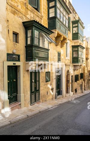 Valletta, Malte, 3 avril 2024. vue sur les balcons en bois typiques dans les vieux bâtiments du centre-ville Banque D'Images