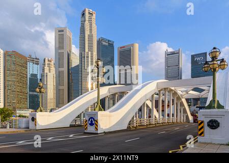 Les gratte-ciel de la tour CBD sur l'historique pont Elgin à Singapour Banque D'Images
