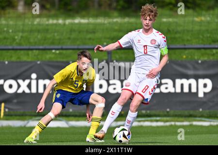 Gabriel Granberg (5) de Suède a défendu Max Jensen (8) du Danemark lors d'un match amical entre les équipes nationales des moins de 16 ans futures des pays-Bas et de Belgique le samedi 13 avril 2024 à Tubize , Belgique . PHOTO SPORTPIX | David Catry Banque D'Images