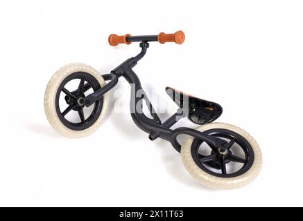 Vélo balace noir moderne utilisé pour un petit enfant, isolé sur blanc Banque D'Images