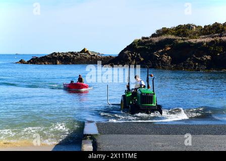 Quai de bateau à moteur dighy avec l'aide de tracteur, Carantec, Bretagne, France Banque D'Images