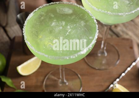 Délicieux cocktail Margarita avec des glaçons dans des verres sur la table, gros plan Banque D'Images