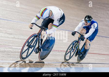 Milton, Canada. 14 avril 2024. Photo par Alex Whitehead/SWpix.com - 14/04/2024 - cyclisme - Coupe des Nations Tissot UCI Track - 3ème manche : Milton - Centre national de cyclisme Mattamy, Milton, Ontario, Canada - quarts de finale masculine de sprint - Harrie Lavreysen des pays-Bas et Sébastien Vigier de France crédit : SWpix/Alamy Live News Banque D'Images