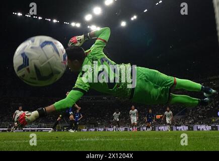 (240415) -- MILAN, 15 avril 2024 (Xinhua) -- Hakan Calhanoglu du FC Inter marque son but lors d'un match de Serie A entre le FC Inter et Cagliari à Milan, Italie, en avril. 14, 2024. (Photo Alberto Lingria/Xinhua) Banque D'Images