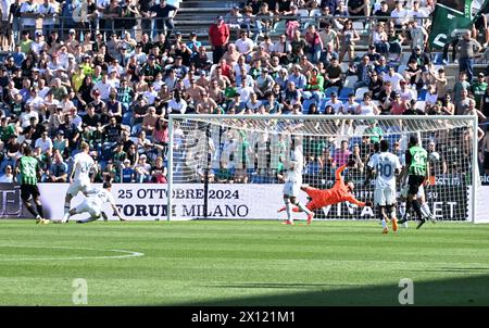 Reggio Emilia, Italie. 14 avril 2024. Armand Lauriente de Sassuolo (1er l) marque son but lors d'un match de Serie A entre Sassuolo et AC Milan à Reggio Emilia, Italie, le 14 avril 2024. Crédit : Alberto Lingria/Xinhua/Alamy Live News Banque D'Images