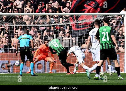 Reggio Emilia, Italie. 14 avril 2024. Andrea Pinamonti de Sassuolo (3ème l) marque son but lors d'un match de Serie A entre Sassuolo et AC Milan à Reggio Emilia, Italie, le 14 avril 2024. Crédit : Alberto Lingria/Xinhua/Alamy Live News Banque D'Images