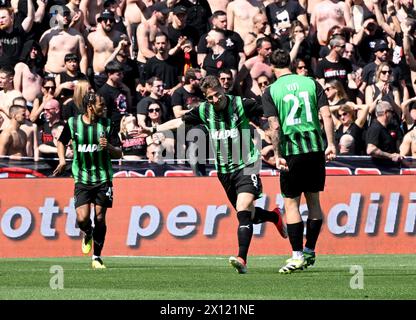 Reggio Emilia, Italie. 14 avril 2024. Andrea Pinamonti de Sassuolo (C) célèbre son but avec ses coéquipiers lors d'un match de Serie A entre Sassuolo et AC Milan à Reggio Emilia, Italie, le 14 avril 2024. Crédit : Alberto Lingria/Xinhua/Alamy Live News Banque D'Images