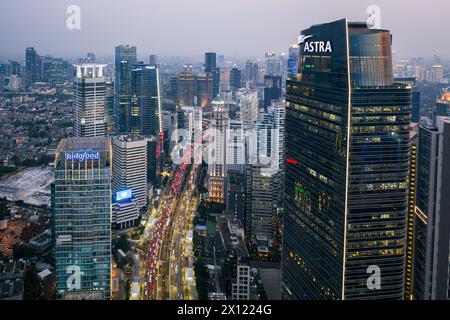 Jakarta, Indonésie - 16 juillet 2023 : vue aérienne de la tour Astra moderne qui surplombe la rue bondée Sudirman, l'avenue principale du bus de Jakarta Banque D'Images