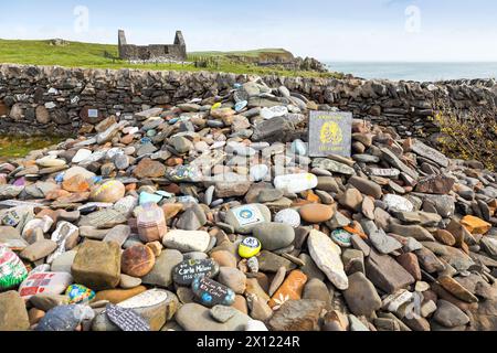 Le témoin Cairn, à la fin de la Whithorn Way, la marche de 143 miles de Glasgow au Royal Burgh de Whithorn, Dumfries et Galloway, en Écosse. Banque D'Images