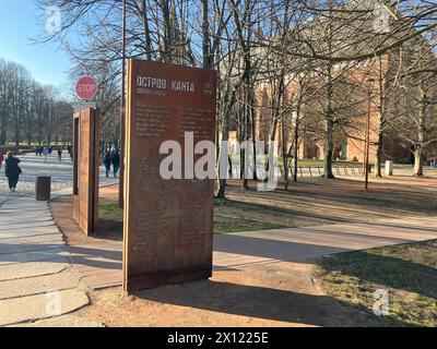 Kaliningrad, Russie. 11 mars 2024. Une stèle en pierre avec l'inscription Kant Island. Königsberg s'appelle Kaliningrad depuis 1946. L'ancienne île de Kneiphof dans le centre-ville est maintenant appelée île de Kant. La cathédrale est en arrière-plan. Le 22 avril, nous célébrons le 300e anniversaire d’Emmanuel Kant, l’un des philosophes les plus importants des lumières. Crédit : Andre Ballin/dpa/Alamy Live News Banque D'Images