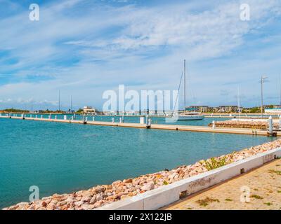 Jetée vide dans la station balnéaire de Varadero, Cuba. Manque de touristes en raison de la crise cubano-américaine. Marina sans yachts et bateaux. Centre de plongée international Gaviota Las Morlas. Port touristique sans bateaux Banque D'Images