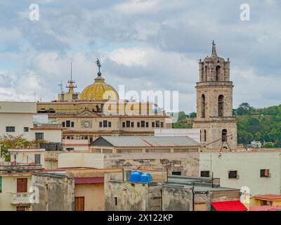 Vieille Havane, vue aérienne, Cuba. Réservoirs d'eau sur le toit d'un ancien bâtiment dans le centre de la Havane, Cuba. Vue aérienne des toits et des bâtiments à la Havane, Cuba. Ancienne chapelle dans le centre-ville Banque D'Images