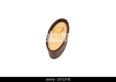 Bonbon au chocolat avec une noix isolé sur un fond blanc. Banque D'Images