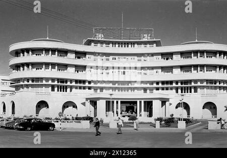 Le Modernist Grande Hôtel Beira, achevé en 1954, ouvert en 1955, Beira Mozambique Afrique. L'hôtel fermé en 1963, est maintenant abandonné et utilisé par les squatters. Vintage ou historique monochrome ou noir et blanc image c1960. Banque D'Images