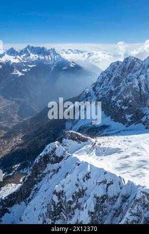 Vue aérienne de la face nord de la Presolana en hiver. Val di Scalve, Bergamo district, Lombardie, Italie, Europe du Sud. Banque D'Images