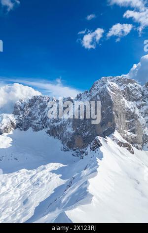 Vue aérienne de la face nord enneigée de la montagne de Presolana en hiver. Val di Scalve, Bergamo district, Lombardie, Italie, Europe du Sud. Banque D'Images