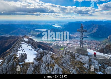 Vue aérienne du sommet du Monte Resegone en hiver. Lecco, Lombardie, Italie, Europe. Banque D'Images