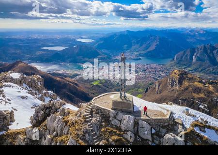 Vue aérienne du sommet du Monte Resegone en hiver. Lecco, Lombardie, Italie, Europe. Banque D'Images