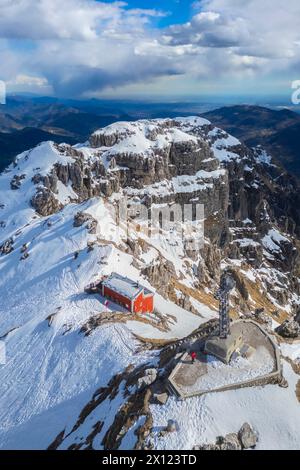 Vue aérienne du sommet du Monte Resegone et Rifugio Azzoni en hiver. Lecco, Lombardie, Italie, Europe. Banque D'Images